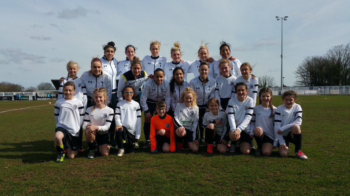 A warm welcome to our mascots, @RoystonLadiesFC girls. 👏

#COYS #SpursLadies