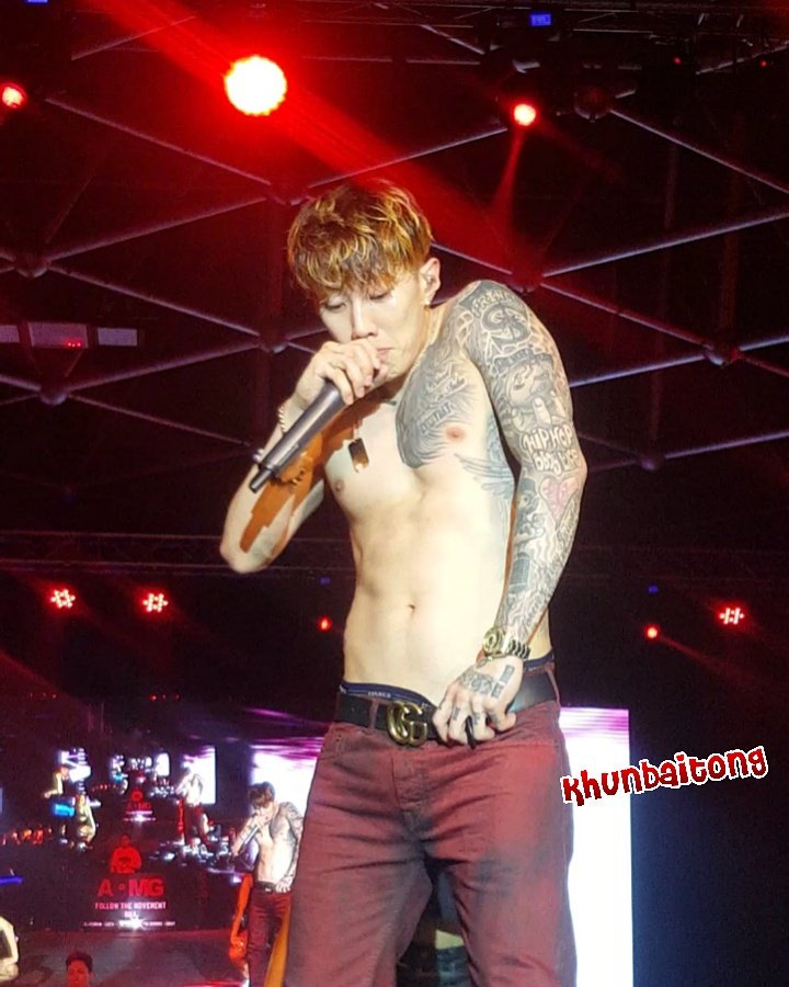 มีแต่คนลุ้นให้ถอด บอสใจเย็นน่ะ 555  #AOMG1stinBKK