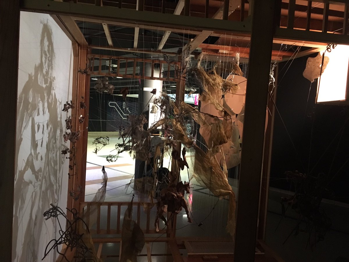 Vanegonzaruiz's tweet photo. Quel artiste de folie #PaulKichilov ! Des structures, une toile, un projecteur... Une œuvre hors du temps ! #Anamorphose #AnamorphoseProject https://t.co/yojZU2M8MF