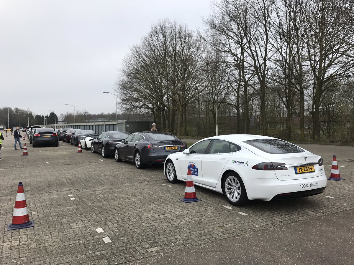 DZyzzion's tweet photo. Goal accomplished! A new Guinness world record, longest procession of 100% electric vehicles: 746! #EParade2017 #GuinnessWorldRecord https://t.co/Bdb7debQtk