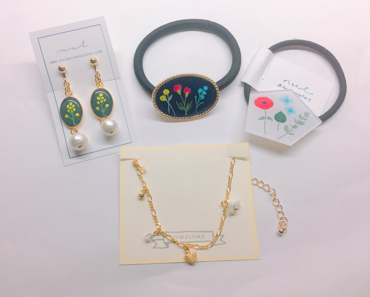 rkyunion's tweet photo. ツリーフェスティバル2日目🌲
1日目に行った時 気になっていた sowasowaさんのブレスレットを買いました！
そして、nulさんのヘアゴムがずっと前から気になっていてそれと一目惚れしたイヤリングを、、！
(白いヘアゴムはハティフナットさんにて、、！ )
大切に使います、、！！ https://t.co/EtfhRtdBya
