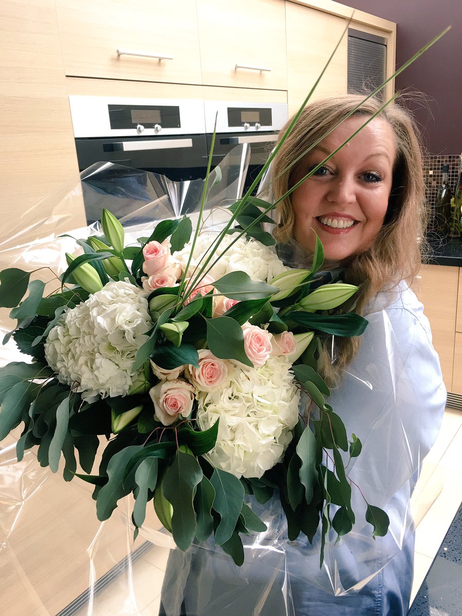 CaveRosie's tweet image. Happy Mother's Day to my amazing Mum! Thank you @HardingFlowers for the beautiful bouquet 💐 #MothersDay #flowers