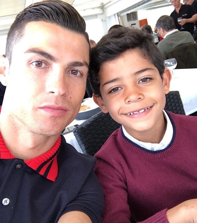 Cristiano Ronaldo : incroyable, son fils tire déjà les coups francs comme papa ! (vidéo)