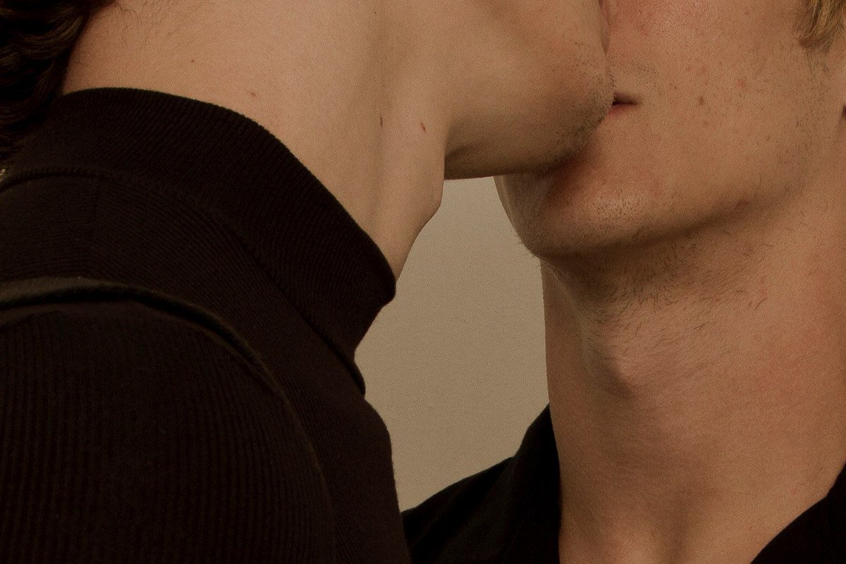 коснуться шеи. коснуться шеи. разные области горла шеи. прикосновение к шее женщины. рука трогает шею.