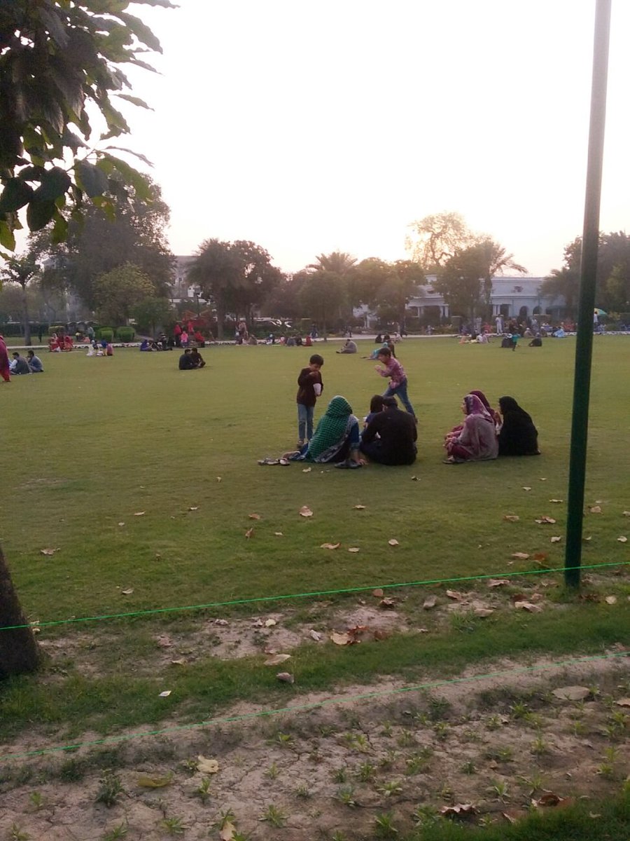 AngieRoseMaria1's tweet photo. #earthhour2017 
#raceCourse 
#lahorees https://t.co/Qd3jTLt0AN