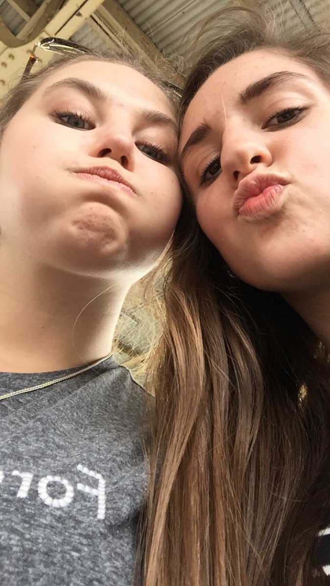 emma_lamden's tweet photo. Happy birthday lover @EmilyKHopkins, have a nice day big love💛💛💛💛 https://t.co/T5Gg7aIDtl