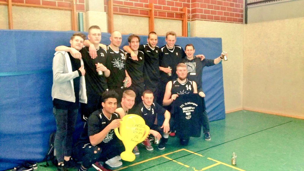 VfLSchlangenBB's tweet photo. Landesliga Meister!!! 58:70 gewonnen!! 
Da ist der Pott. @fx_nr_14 @hendrik_koplin 
#govfl #vflsbb #basketball #tabellenführer #meister https://t.co/AXJ7GLUMHz