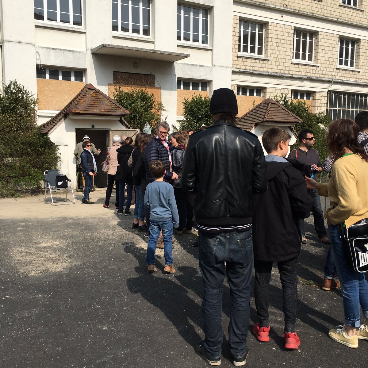 On fait la queue pour voir la réalisation de #1984 dans un #bunker à #mondeville pour #PalmaCaen