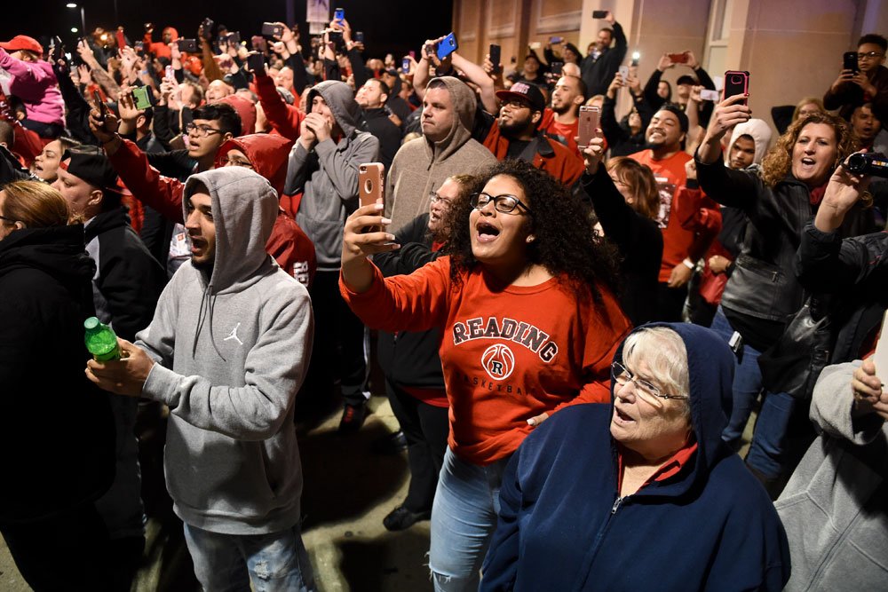ReadingEagle's tweet photo. Reading fans greet, celebrate with their champions. https://t.co/TZH4ysDxN8 @RDGschools https://t.co/fIVSNllD0g