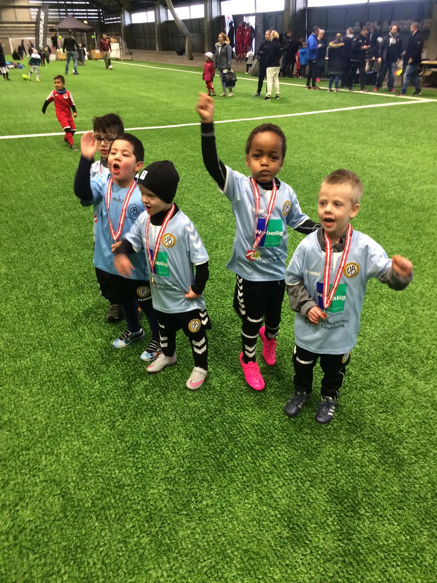 Mate2200's tweet image. Stolt stolt Oscar og far. 
Knægtens første stævne. #valbyboldklub #U5