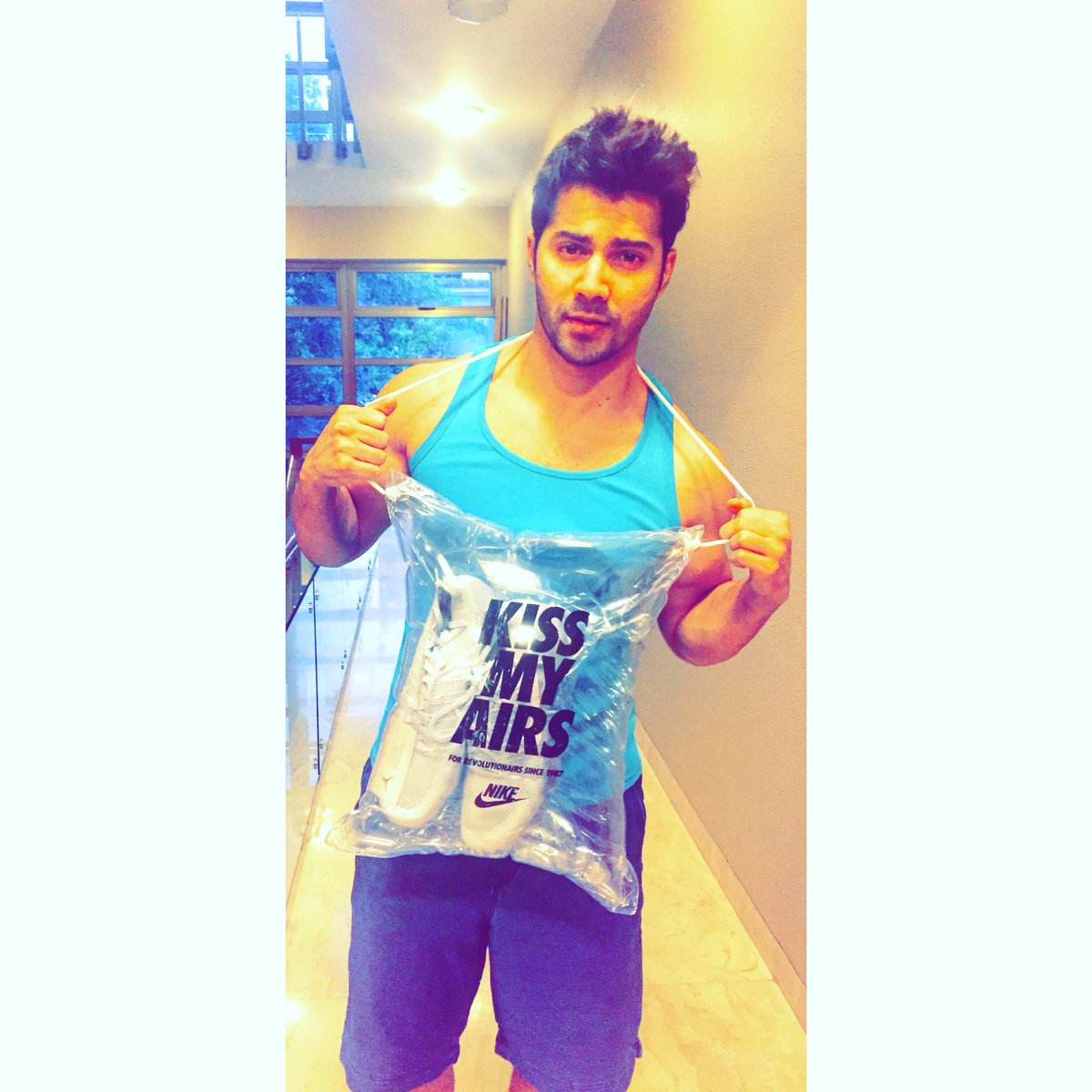 Varun_dvn's tweet photo. #KISSMYAIRS. https://t.co/qItVMcxnmm