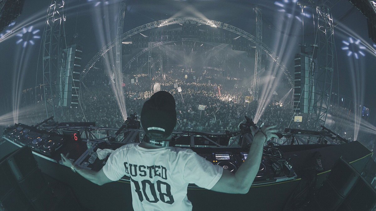 Over 10,000 people strong made the ground shake at <a href="/BeyondWland/">Beyond Wonderland</a> #MoveMint #socal 💥😤💥 [📸:<a href="/steadyprime/">steadyprime</a>]