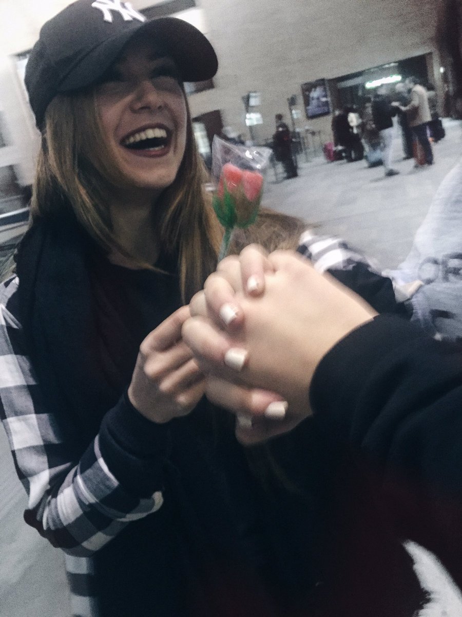 mariacanizares_'s tweet photo. Hablemos de que estoy enamorada de esta foto y de tu sonrisa y de todo 😂❤ https://t.co/ztoNG5BSe9