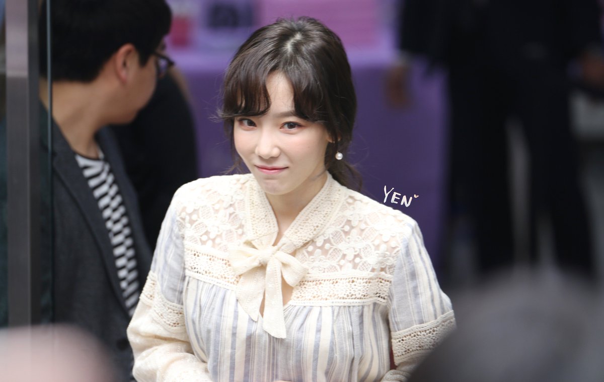 [PIC][25-03-2017]TaeYeon tham dự buổi Fansign cho dòng mỹ phẩm "Banila Co." vào chiều nay - Page 3 C72Vl76V4AAxHi8