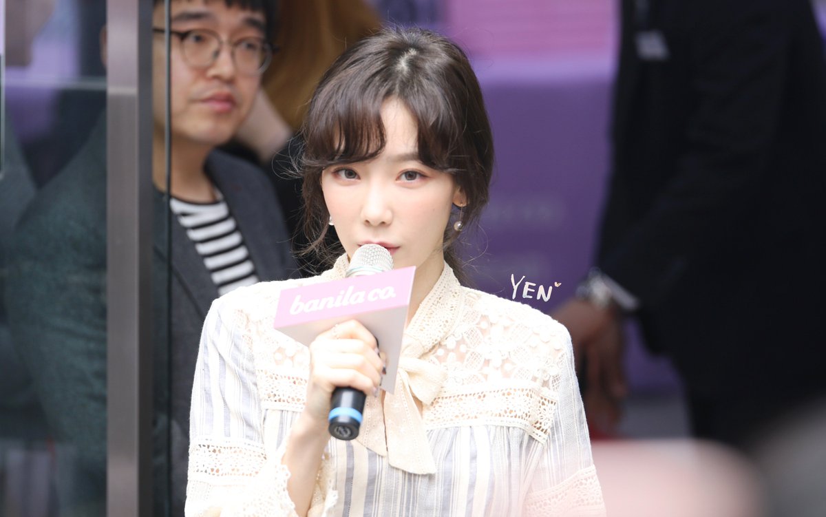 [PIC][25-03-2017]TaeYeon tham dự buổi Fansign cho dòng mỹ phẩm "Banila Co." vào chiều nay - Page 3 C72Vl8AVAAEC34n