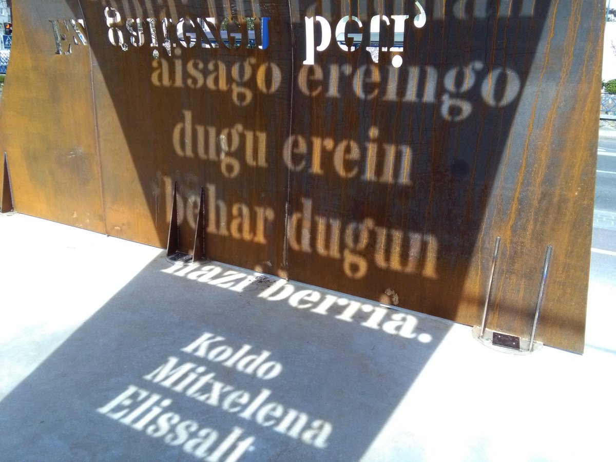 Imanol_Otaegi's tweet photo. Egun eguzkitsuek ederrago egiten dituzte Koldo Mitxelenaren hitzak eta Ekain Olaizolaren lana @HerriBizia https://t.co/8hBMxGrnrl