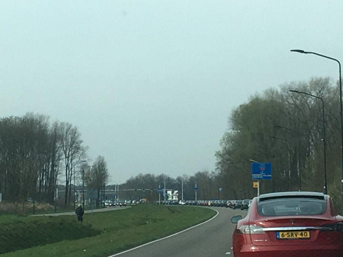 <a href="/NOS/">NOS</a> @Prachtige <a href="/EParade2017/">E-parade</a> met 746 Elektrische voertuigen creeert een prachtige optocht v ca. 4 km van Helmond-Eindhoven #efile #EVfuture