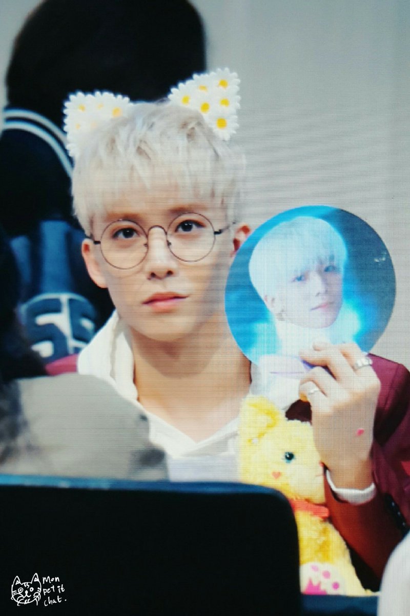 _990511com's tweet photo. 170326 대전팬싸
휘영이는 부채부자~~~😆💕
#SF9 #휘영 #HWIYOUNG #조각미남휘영 #부르릉 #ROAR @SF9official https://t.co/qAoWJeypVs