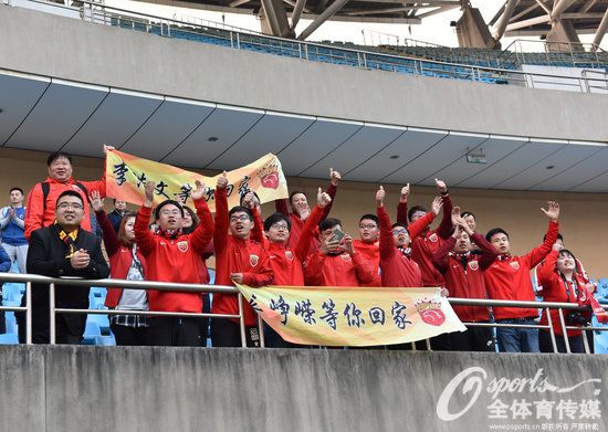 SIPG__FC's tweet photo. #SIPGFC fans support two loan-out players #Zhuzhengrong and #Lihaowen.They are loaned to #Suzhoudongwu this season. https://t.co/sVTUV25HYP