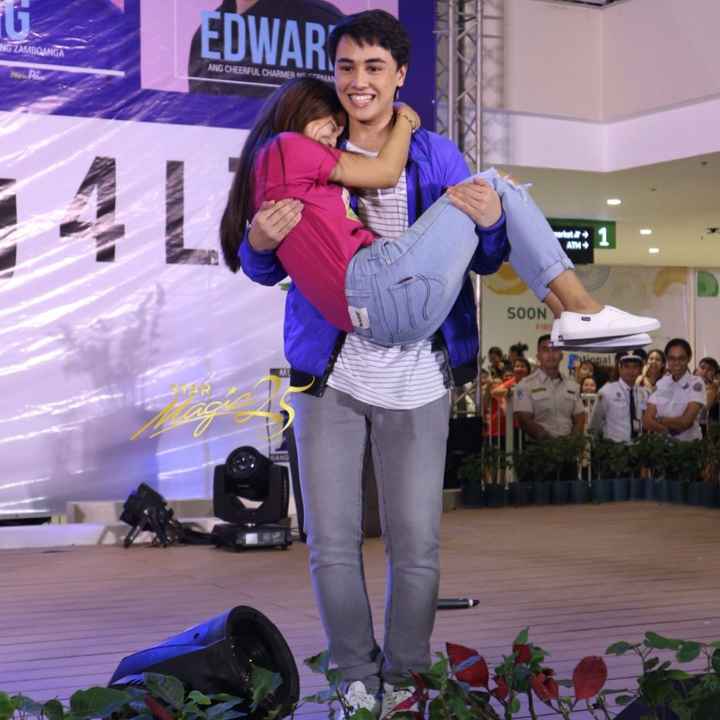 starmagicphils's tweet photo. Edward Barber at Ayala Malls South Park https://t.co/wGo3BzDilh https://t.co/BeQMH2kwnK