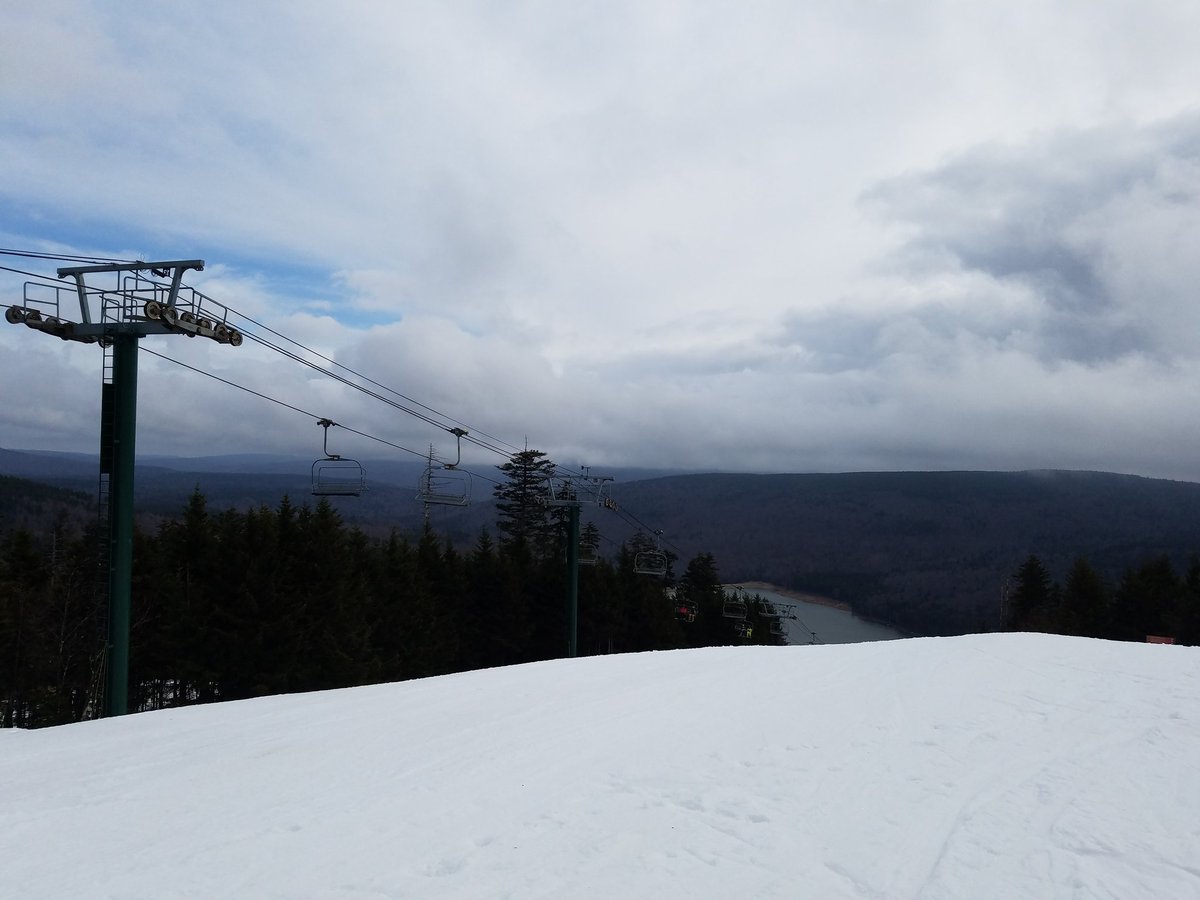 snowshoemtn's tweet photo. Dancing with the clouds here on closing day... #snowshoemtn #lastlaps #ballhooter https://t.co/yPUdWA1PVw