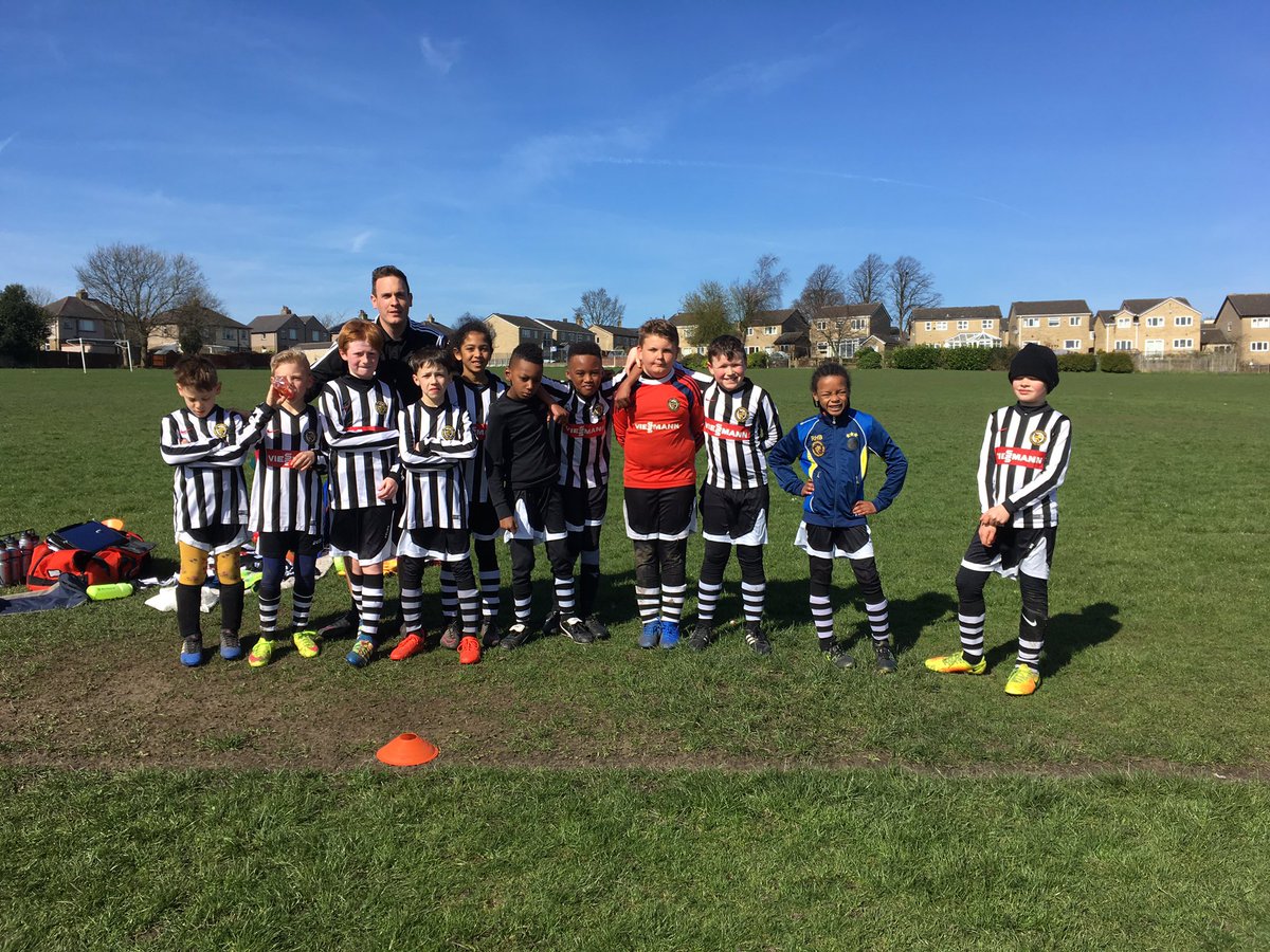 LFCU10s's tweet photo. 11am KO-

@linthwaitejfc 2-3 @HonleyFC 
Finn⚽
Richard⚽
Baden🎽
Jayden🏆
#evenmatch 
#grassroots
#linthwiatepassion 
@ViessmannUK 
@Viessmann https://t.co/iTYRiFCD4H