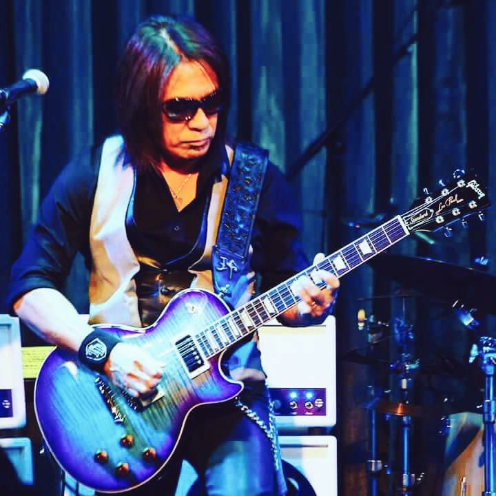 Happy Birthday!! Tak Matsumoto!!
B\z     LIVE              