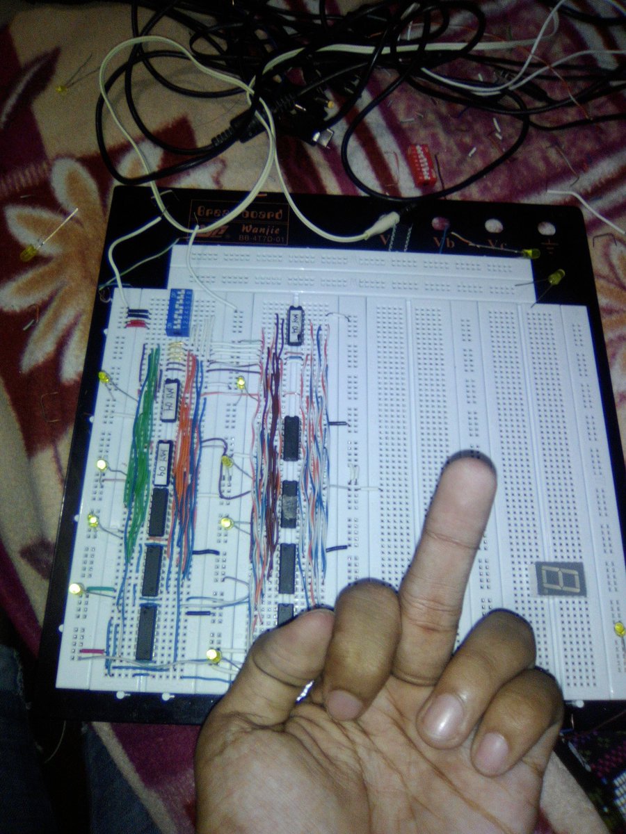 bulteyr's tweet image. And im so fuckin&apos; done :-)
#messy
#logicCircuits