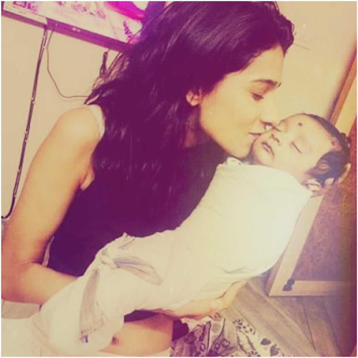 itzmeismeta's tweet photo. How adorable she looks!😍two babies😘 @aneri_vajani #HBDAneriVajani https://t.co/GsPPMQN3yq