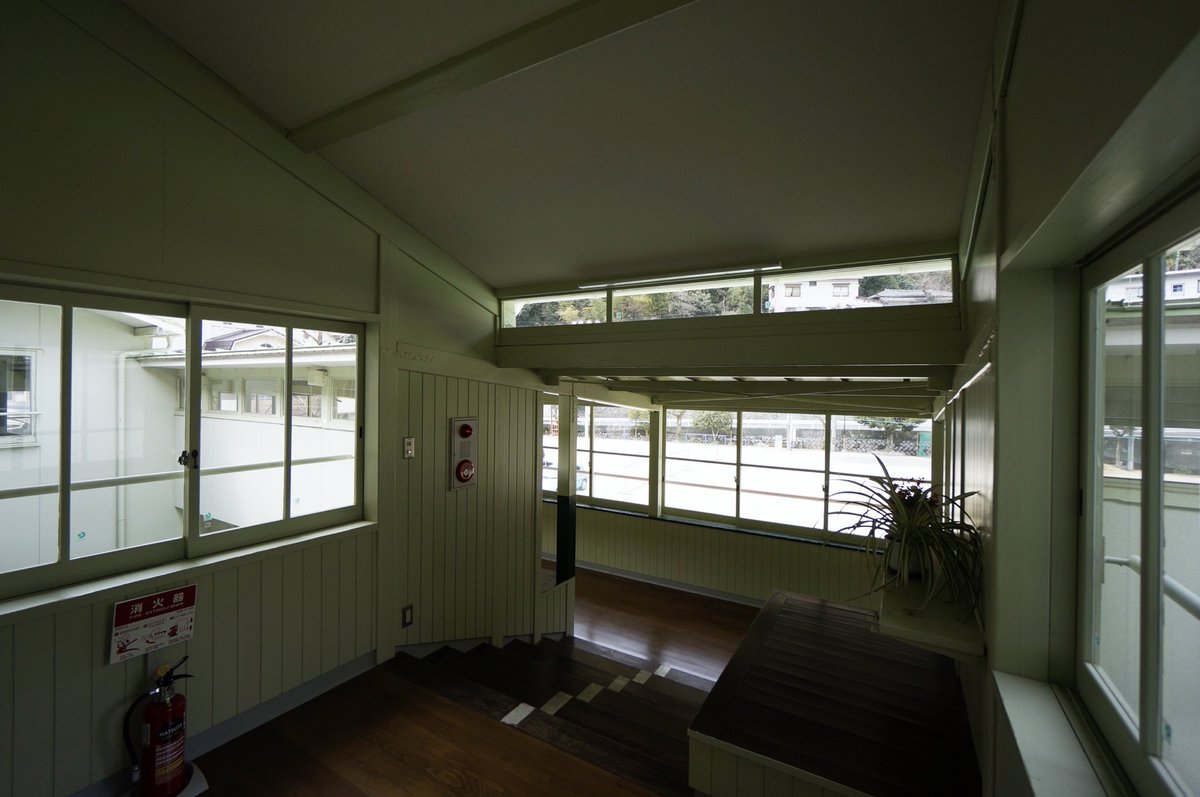 Takayoshi Okumura No Twitter 日帰りで日土小学校 廊下と教室との間に差し込まれた光庭 教室 階段 廊下の天井高 さの間に差し込まれたハイサイドライト 低くなったり高くなったり狭くなったり開いたり 変化に富んで気持ちよかった いわゆる廊下の共用部を居場所化