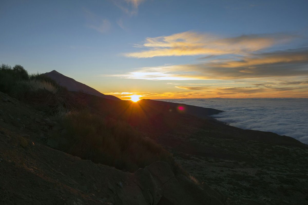sinigualpubli's tweet photo. Ocaso en Tenerife. Incluye un mar de nubes y un cielo colorido. Siempre hay que conservar la rivalidad con los vecinos. De buena fe https://t.co/jFGBURIEvB
