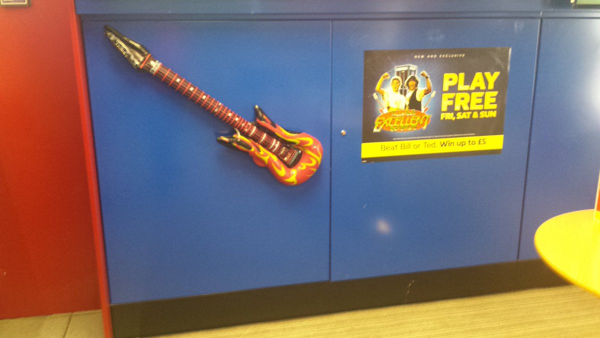 Now thats what you do with the blow up guitars! Excellent!!!! 🎸🎸