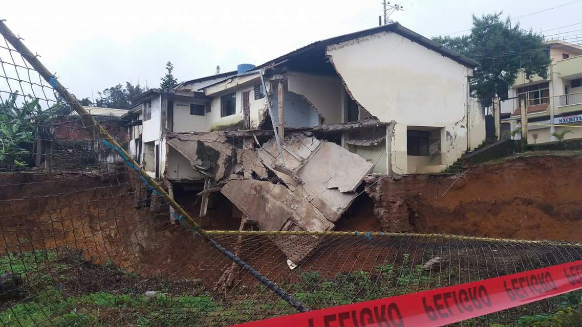 FFAAECUADOR's tweet photo. #FFAA apoyan en evacuación de personas afectadas por temporada invernal. https://t.co/VUG21BKVqZ