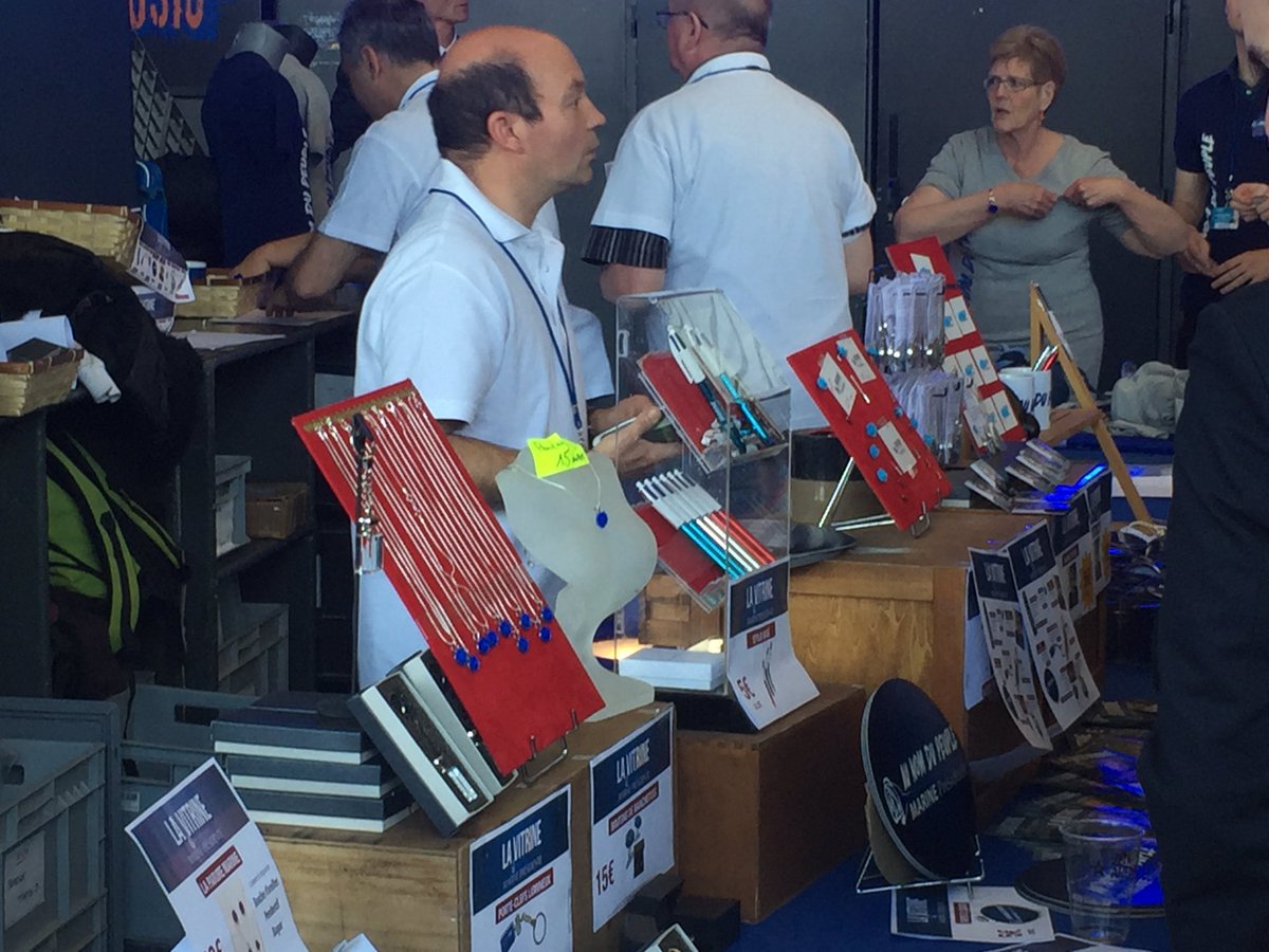 PetitesMainsPR's tweet photo. Au meeting #LilleMLP , les goodies se vendent bien. À venir, le portrait de deux jeunes vendeurs @MLP_officiel @CollecMarianne https://t.co/APJHojEaeQ