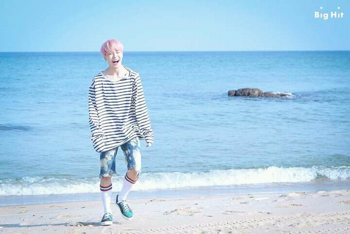 minnnn02's tweet photo. Trong lòng vẫn thấp thỏm không yên. Cái cảm giác lo lắng ở 1 nơi xa nó khó tả lắm 😓#ArmysWillProtectJimin @BTS_twt https://t.co/9RkKWUjcMt