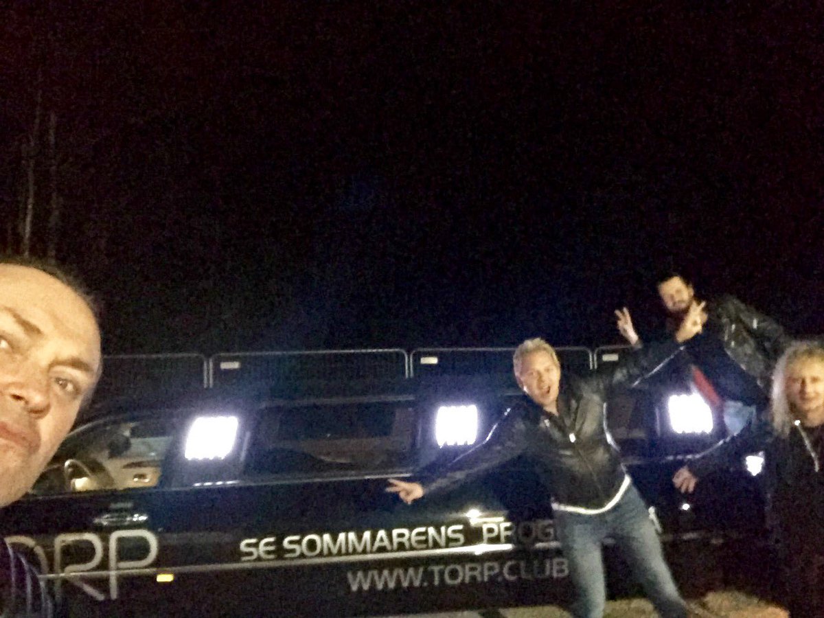 Cars of blinding lights. #TREAT #TREATtheband #GhostOfGracelandTour2017 #Avesta