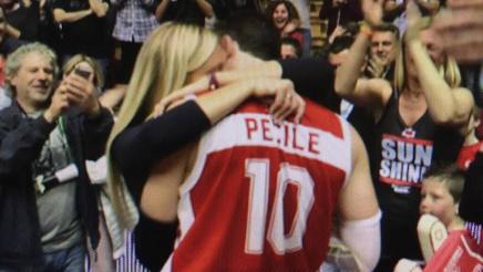 Gazzetta_it's tweet photo. "Vuoi sposarmi?" #Pecile show dopo la partita della @PallTrieste2004 chiede alla fidanzata di sposarlo https://t.co/4W74oMl0CU #basket https://t.co/GeKtKvQDFw