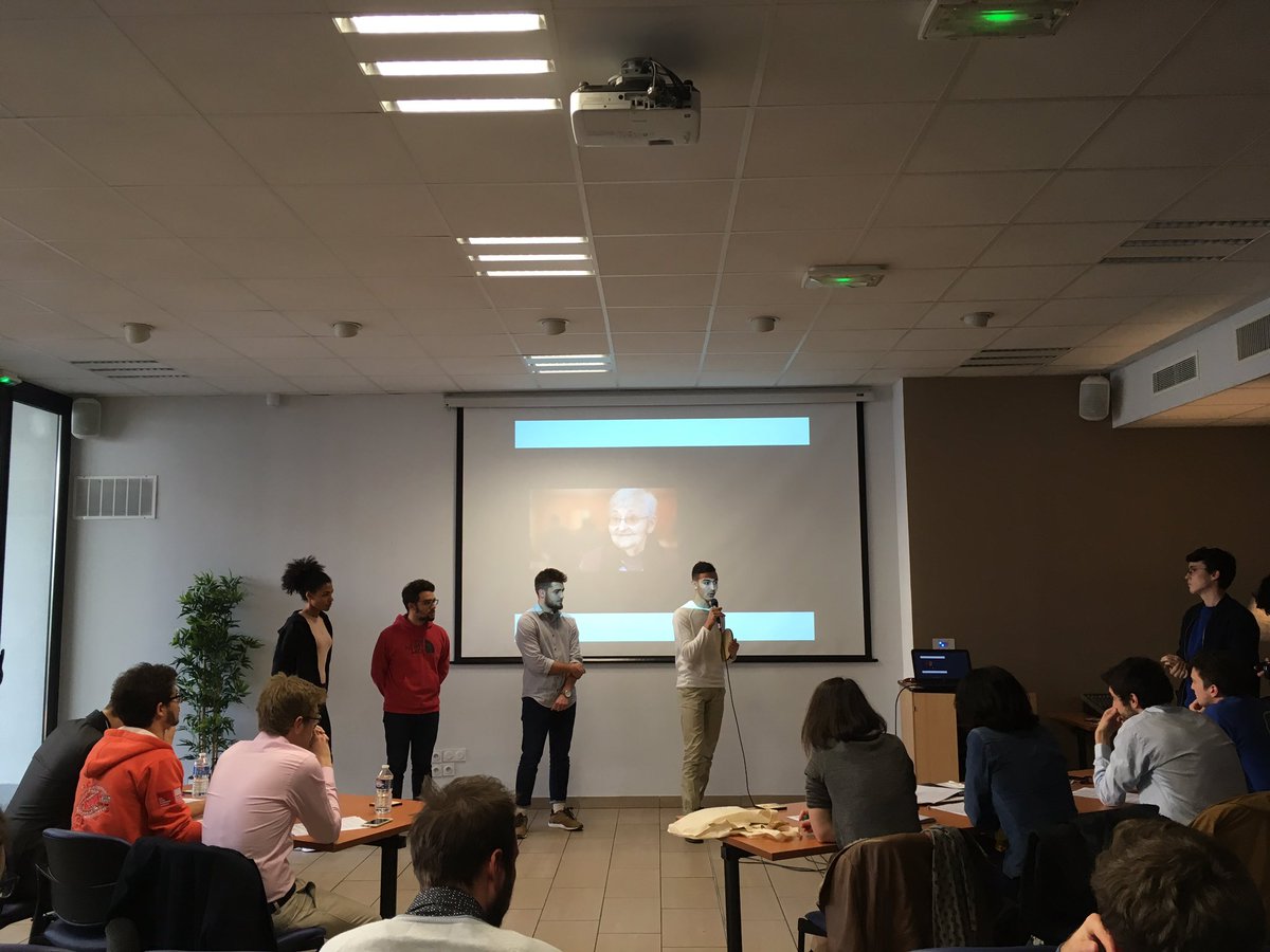 1er pitch : Uni'nvite -> plateforme de coloc entre personnes âgées &amp; étudiants étrangers ! #mamieginette #challengeonsnotrefutur