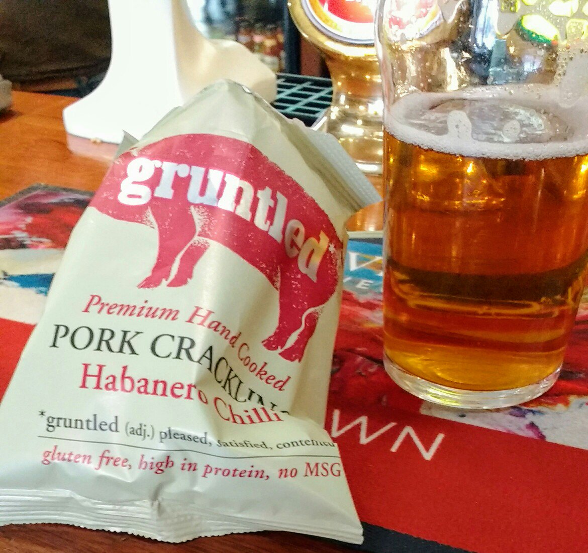 CrisisStephen's tweet photo. Sussex sundays: a pint of @Harveys1790 Wild Hop Blonde &amp; yummy-hot @getgruntled1 piggy treats. ❤🇬🇧🌞sundays @JohnHarveyPub https://t.co/VzFG6aMBOm
