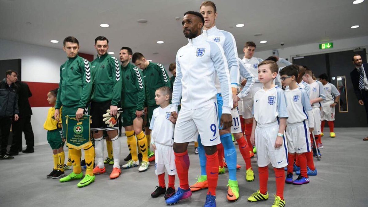 sportbible's tweet photo. England captain Joe Hart insisted he swapped positions in the tunnel so Jermain Defoe could lead @Bradleysfight out first 👏🏻 https://t.co/KF2Khla0iV