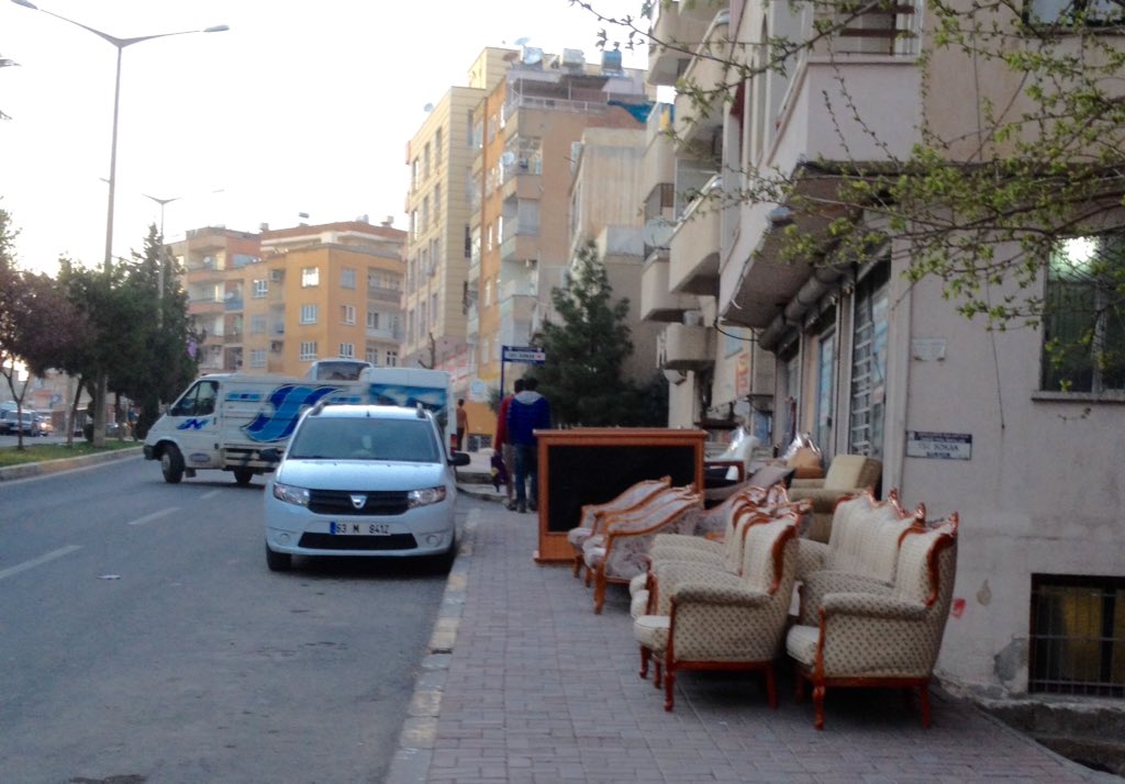 Bereket bir isanın geçeceği kadar boşluk kalmış caddeler otopark olursa ;kaldırımlar da dükkan olur elbette...