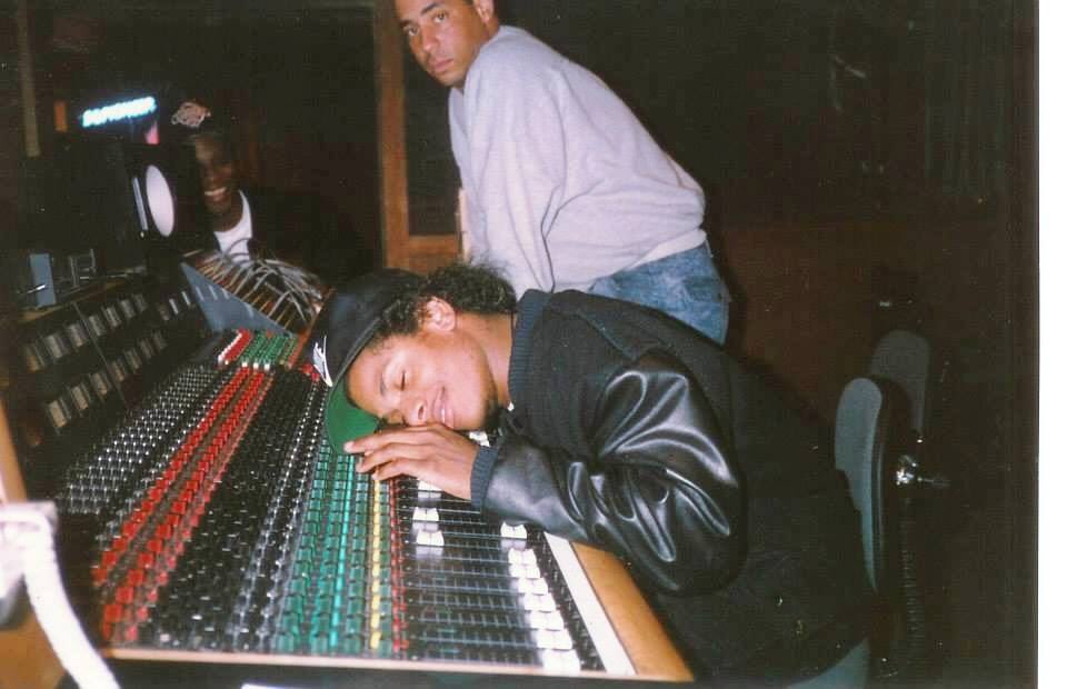 OnlyHipHopFacts's tweet photo. Eazy E used to keep rolls of bills in his sock and licorice-Rizla-papered joints on the inside of his baseball cap. https://t.co/gUFUcLKu4B