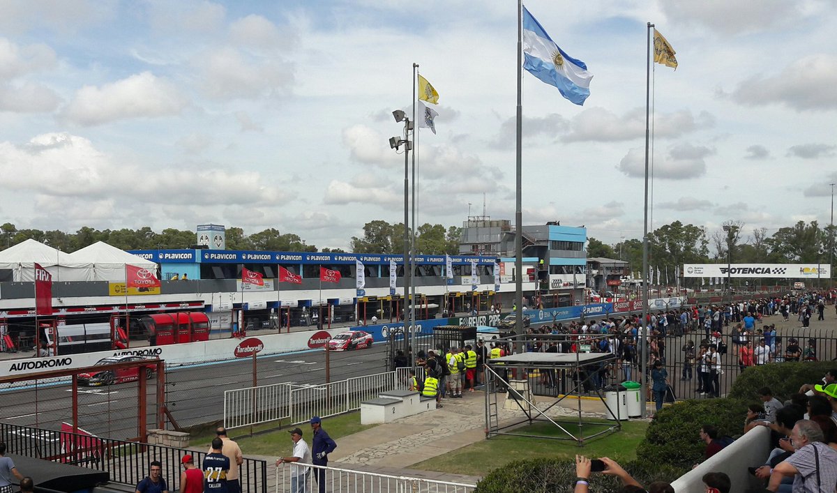 Urcera lidera la final del <a href="/SuperTC2000/">TC2000</a> en el Autódromo de la Ciudad, escoltado por Rossi y Pernía, a diez vueltas del cierre. #STC2000