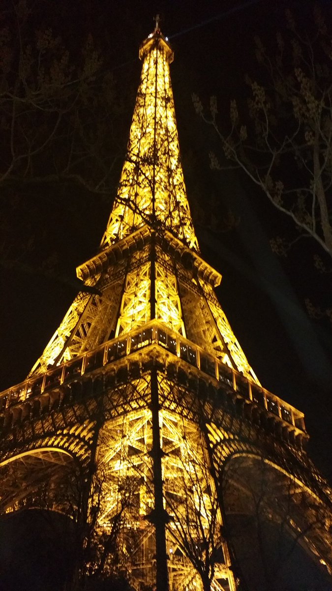 DejonghMdj's tweet photo. Parijs by night..#mooi #indrukwekkend #geluk #samen. https://t.co/qKp7beIjJg