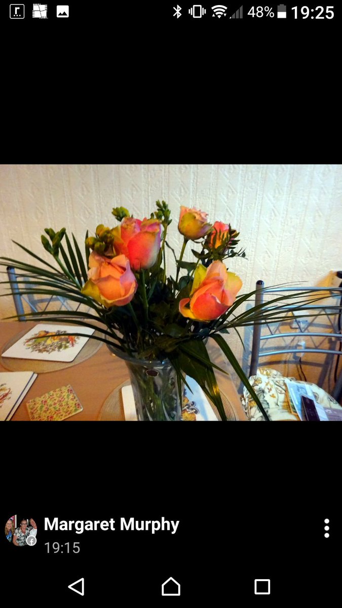 kerryJGH's tweet photo. @prestigeflowers so u think its acceptable to scam people like this?? Disgusted😡😡 online vs reality https://t.co/zkP1VOEeDb