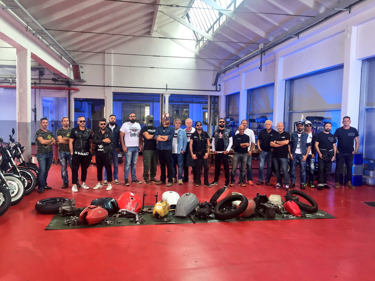VIRGINRINGO's tweet photo. Ready to #Lordofthebikes si parte!! Oggi si sfidano #MsArtrix VS #AbnormalCycles LetsGo garage! #motorcycle #special https://t.co/1Ga5q4tJjy