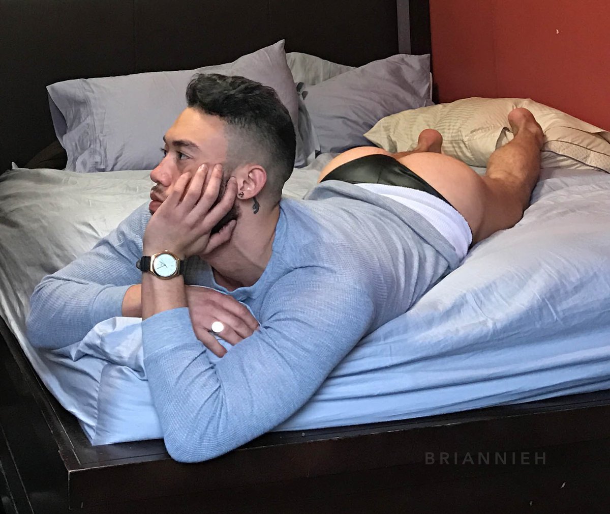 BrianNieh's tweet photo. spending my Sunday just like this #briannieh #netflixandchill https://t.co/r1oTfnWjnv