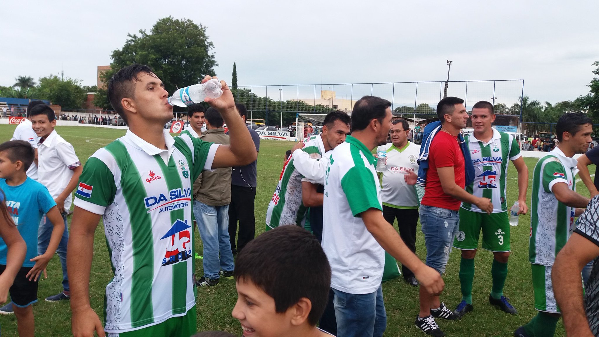 Dirigentes y familiares saludan a los jugadores por la gran victoria ante Liberación. / Foto: Gentileza @maderero2008