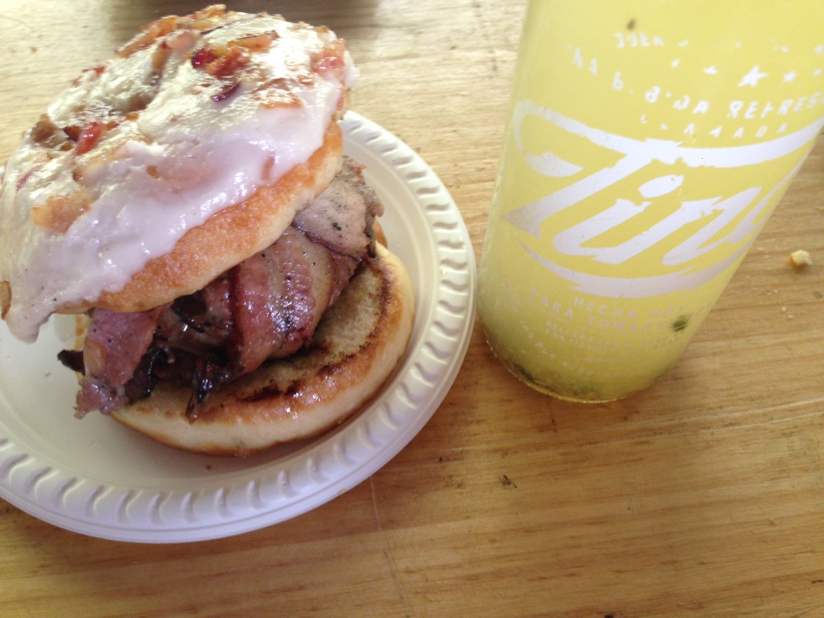 BettoServent's tweet photo. Querido Combo Burger y bebida refrescante Tino de limón, chan ó chía y hierbabuena. 😋 🍔 🍹
#QueridoCombo #BebidaTino #PlazaFuteca #Zona14 https://t.co/8SH6eC5lx9