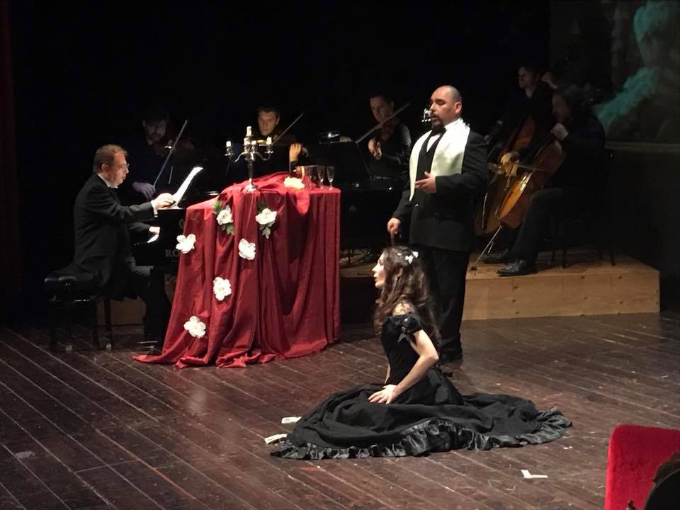 #LaTraviata, #Recanati
{Ah! il tuo vecchio genitor - tu non sai quanto soffrì
Te lontano, di squallor il suo tetto si coprì}🎼
#operalirica
